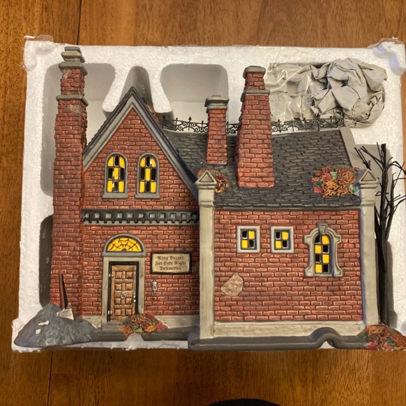 Department 56 Croak-N-Haggard Mortuary - Picture 5 of 5